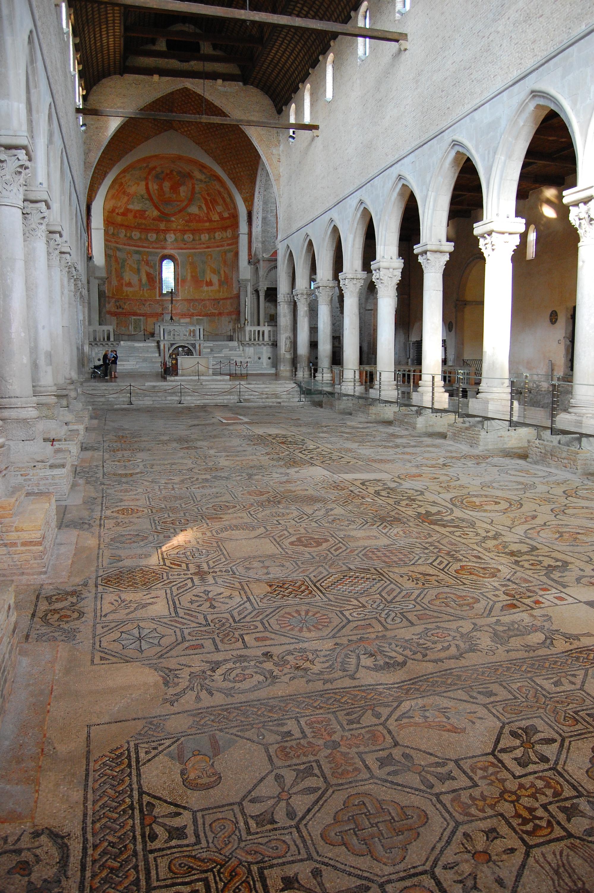 Basilika mit Mosaiken